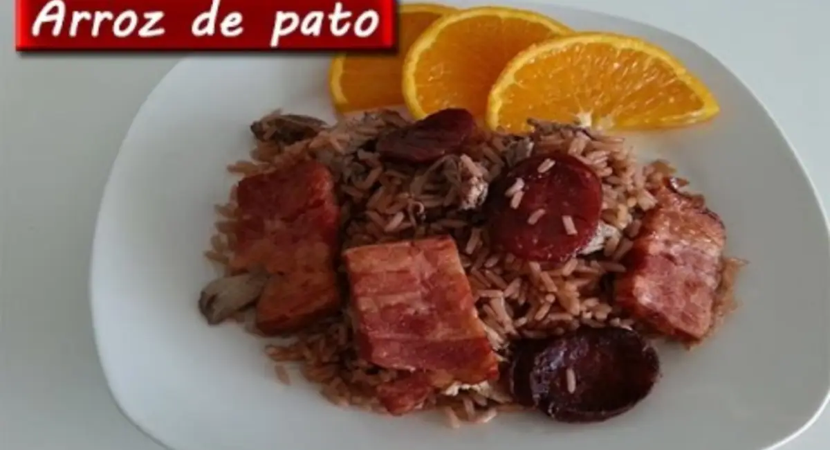 Arroz de pato feito com vinho tinto