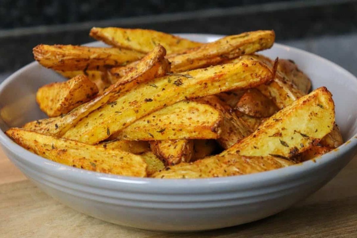 batatas fritas rústicas na air fryer