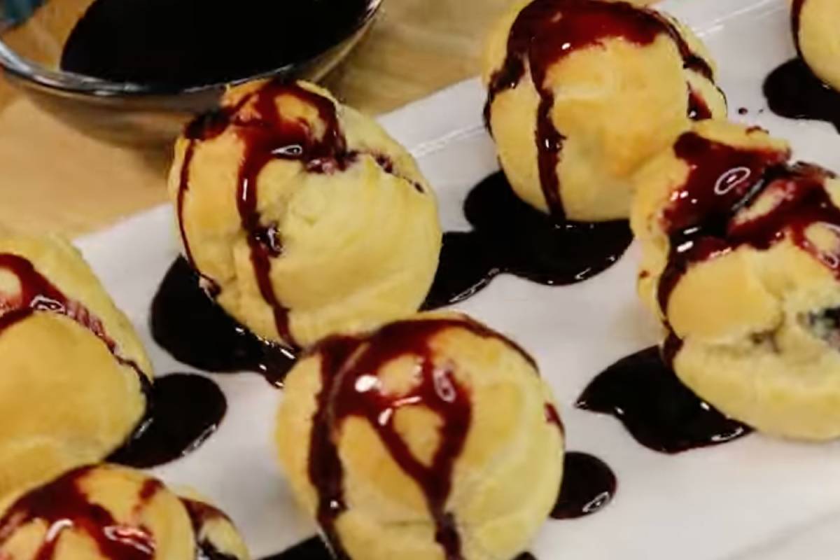 Profiteroles salgados de cogumelos com redução de vinho tinto