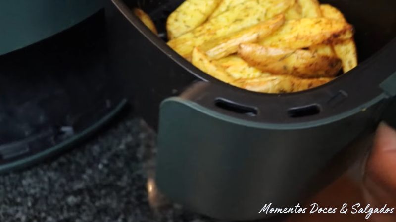 Retirar as batatas da air fryer