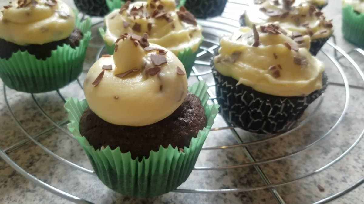 Cupcakes de Chocolate: Delícia com Cobertura de Stracciatella