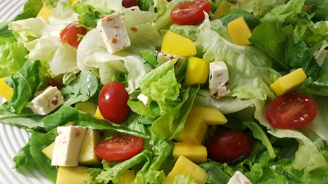 A Salada de Legumes com Queijo Feta