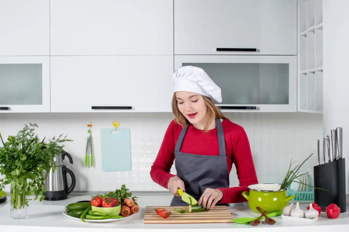 Cozinheira a cozinhar em casa