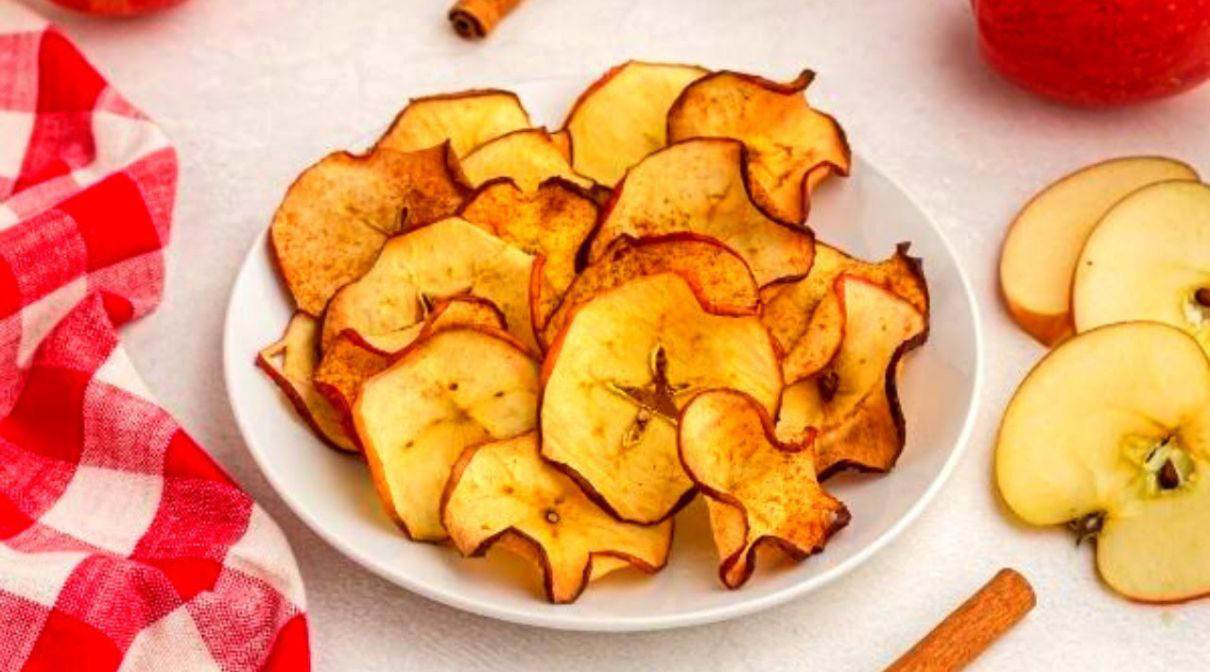 Chips de maçã com canela na air fryer