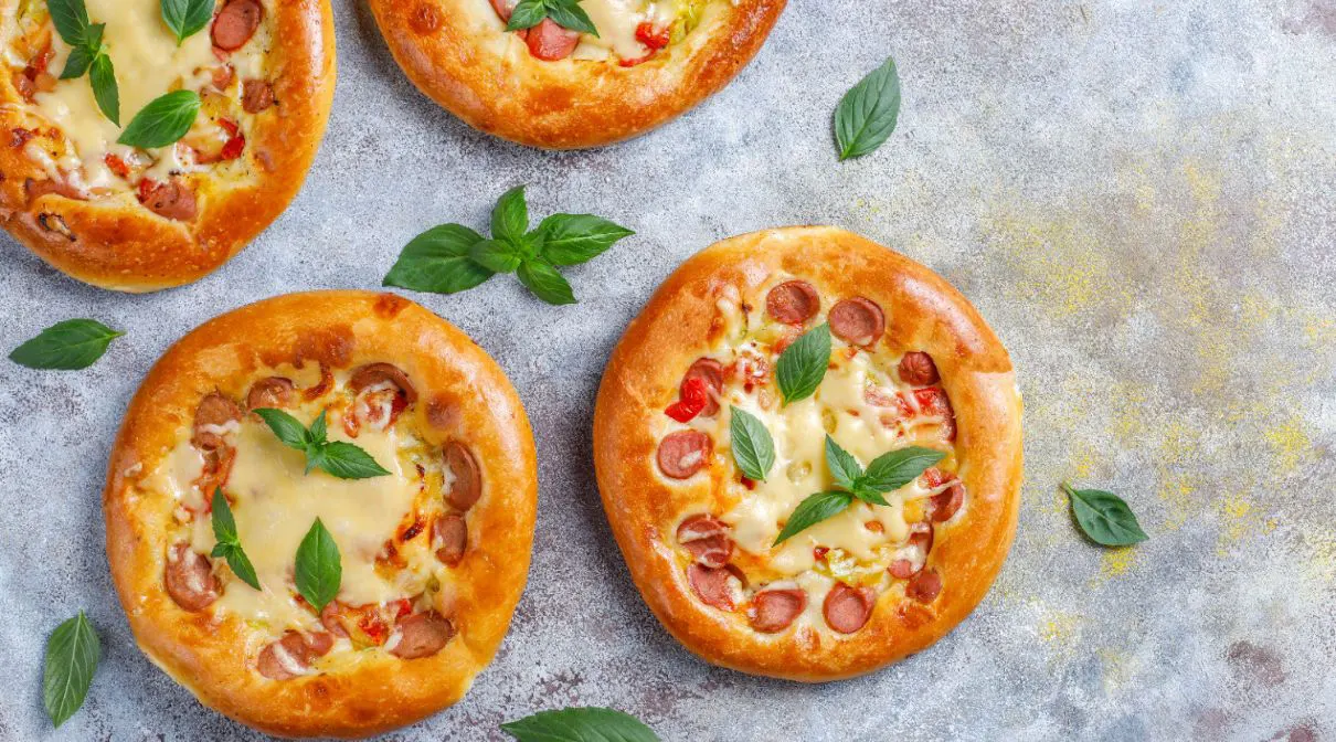 Mini quiches de queijo e fiambre 