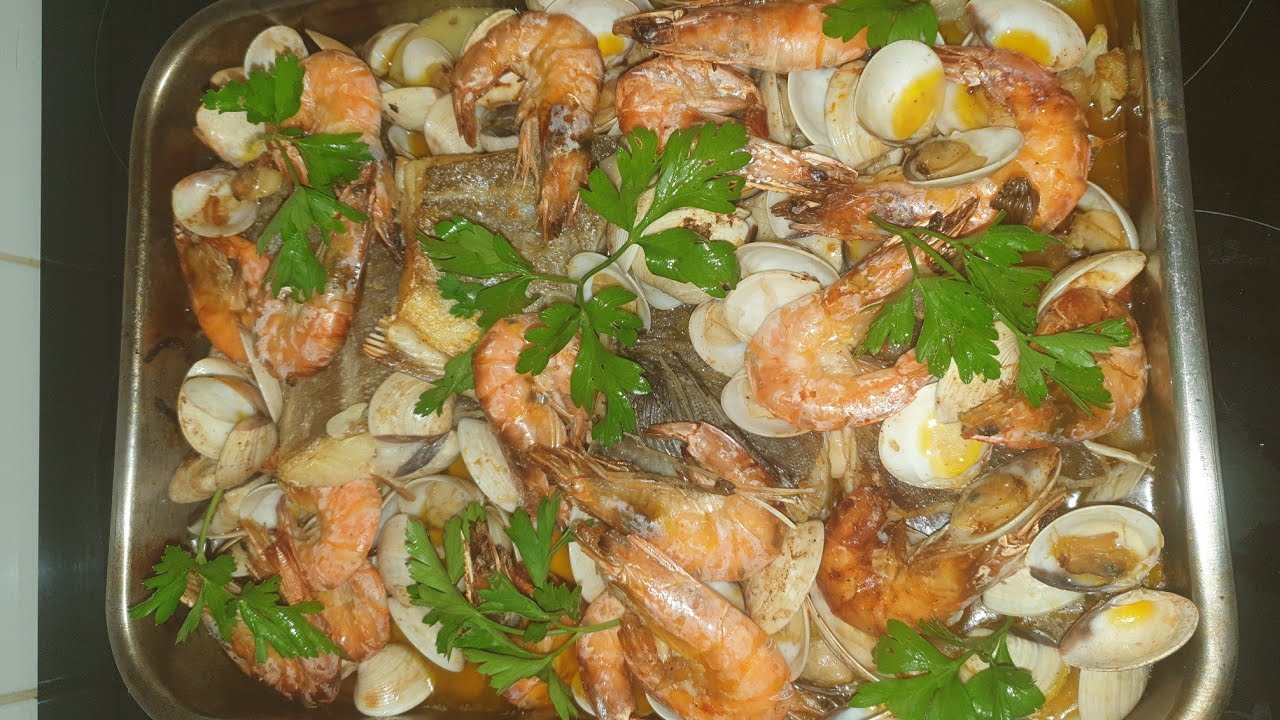 Bacalhau no forno com camarão e amêijoas